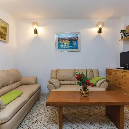 Beautiful In With 3 Bedrooms And Wifi Vikendica