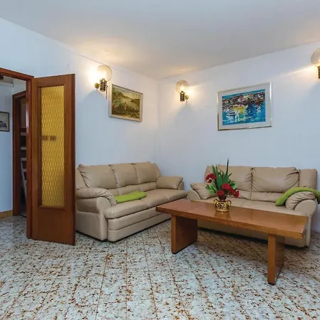 Beautiful In With 3 Bedrooms And Wifi Vikendica